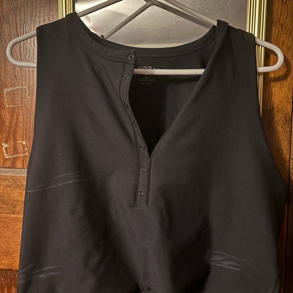 Kirkland Signature Black Sleeveless Snap-Front Tank